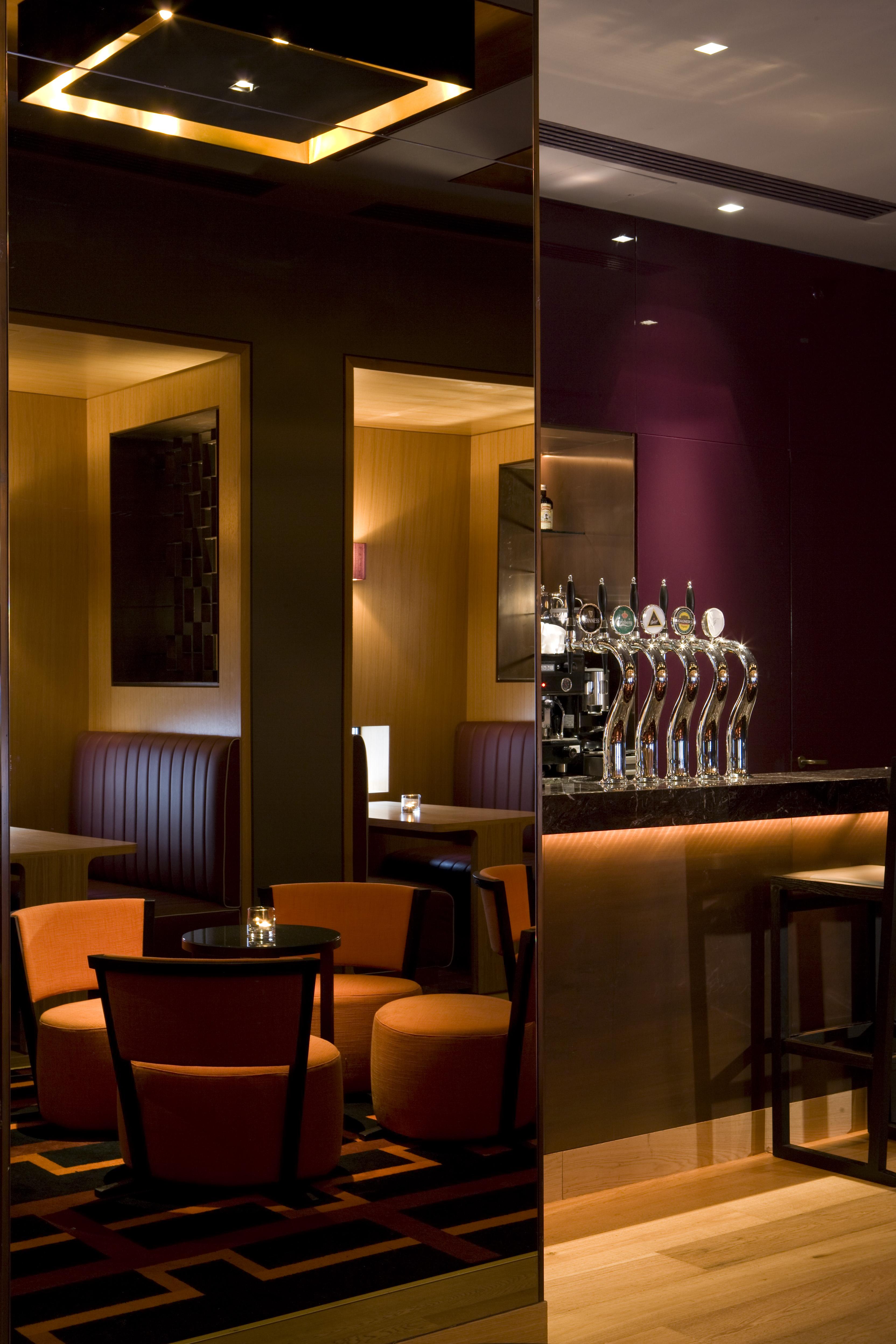 The Fitzwilliam Hotel Белфаст Екстериор снимка The bar at the hotel