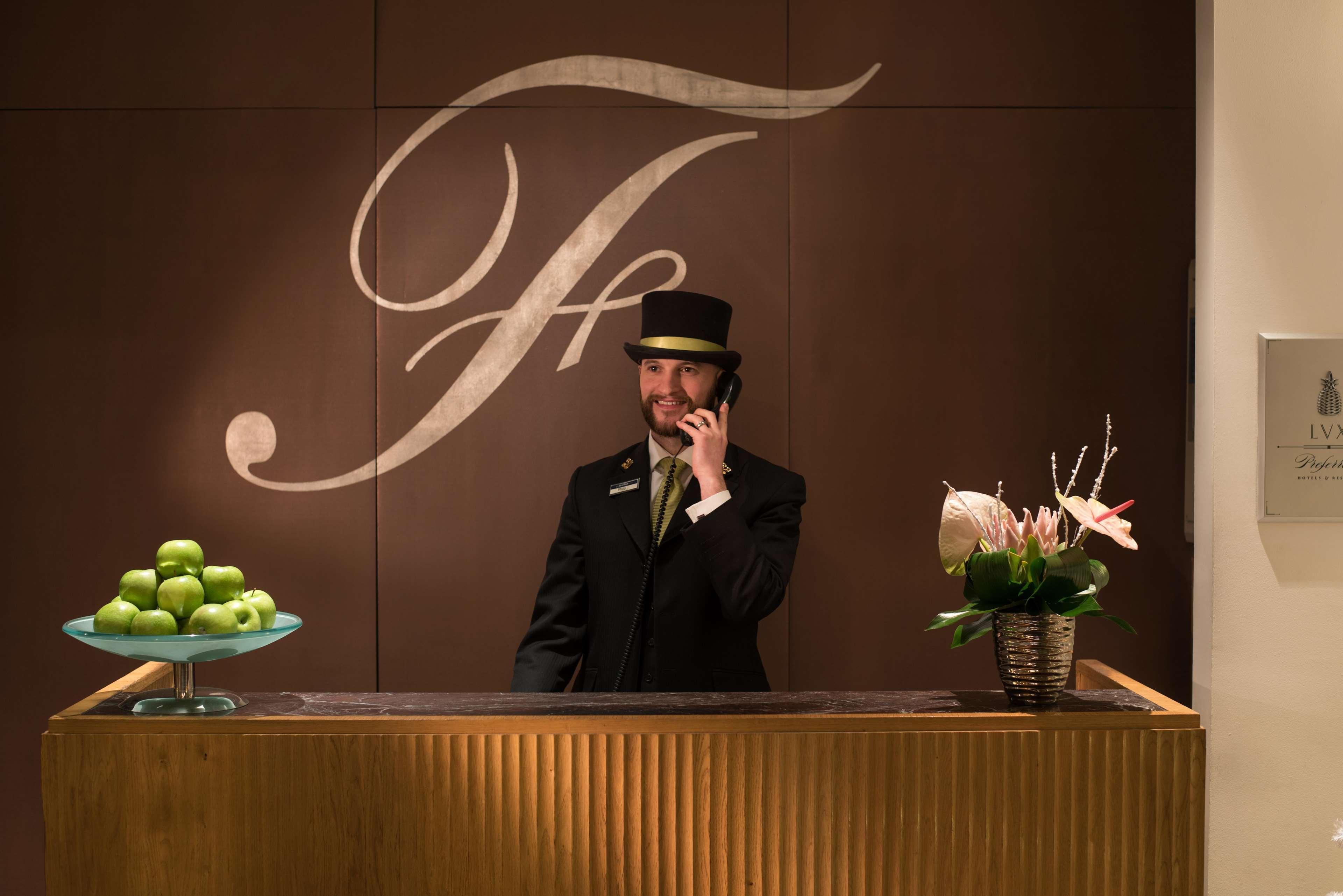 The Fitzwilliam Hotel Белфаст Екстериор снимка Concierge at the Four Seasons Hotel, Milan